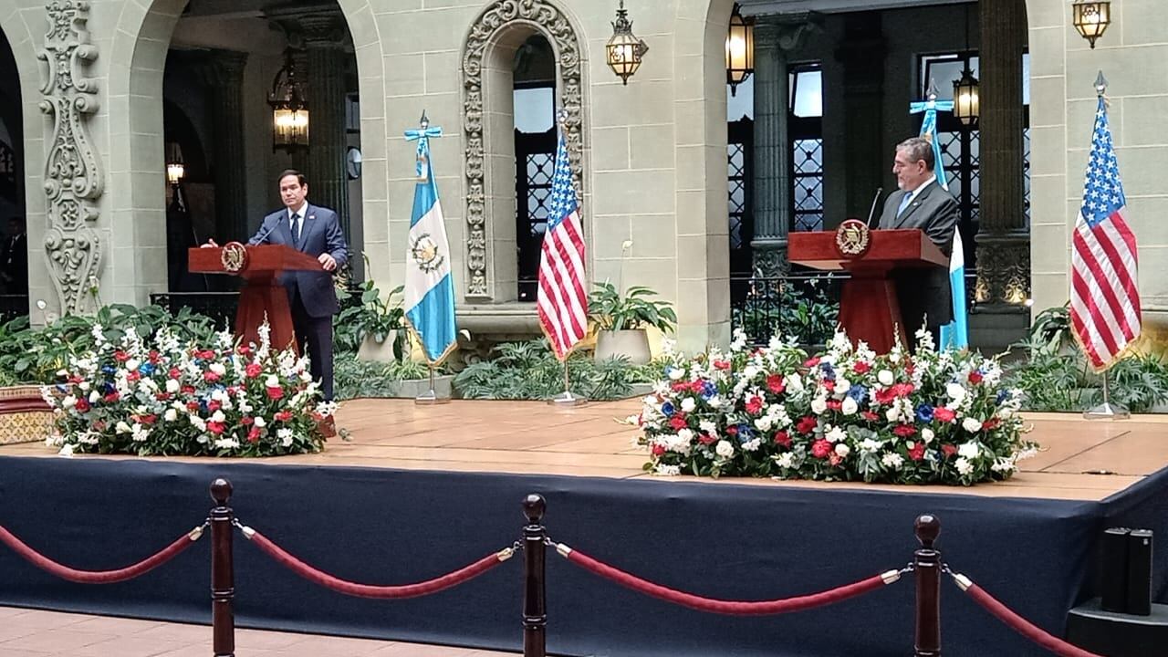 Marco Rubio, secretario de Estado de Estados Unidos, junto con el presidente Bernardo Arévalo en el Palacio Nacional.