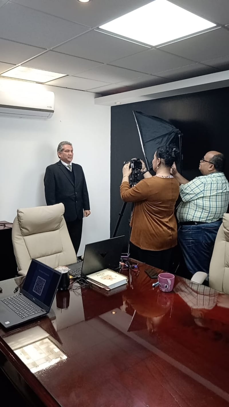 Toma de fotografía de los candidatos a magistrado de la Corte de Constitucionalidad en el CANG. Foto: Kenneth Monzón