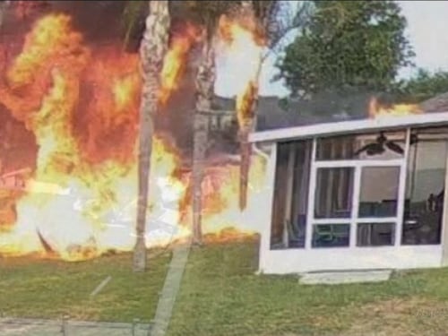 VIDEO. Avioneta se estrella contra una casa en Florida