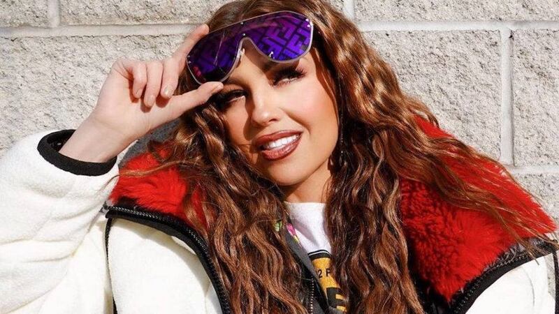Critican a Thalía por grabar video cantando y mostrar sus dientes sucios