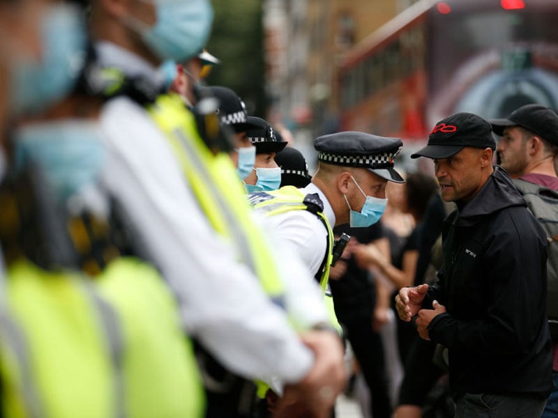Sedes de canales televisivos en Londres son atacados por manifestantes antivacunas