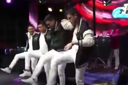Video. Tarima se desploma en pleno show del Grupo Arrecife en Chimaltenango