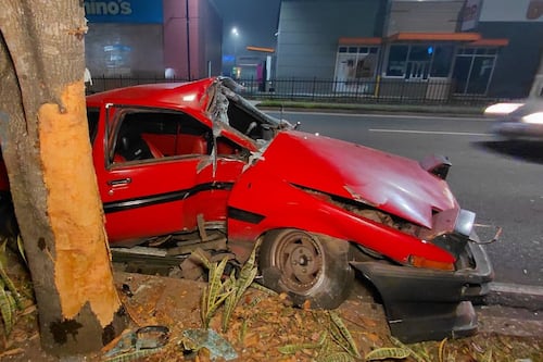 Accidente de carro en el bulevar El Naranjo deja a una pasajera herida