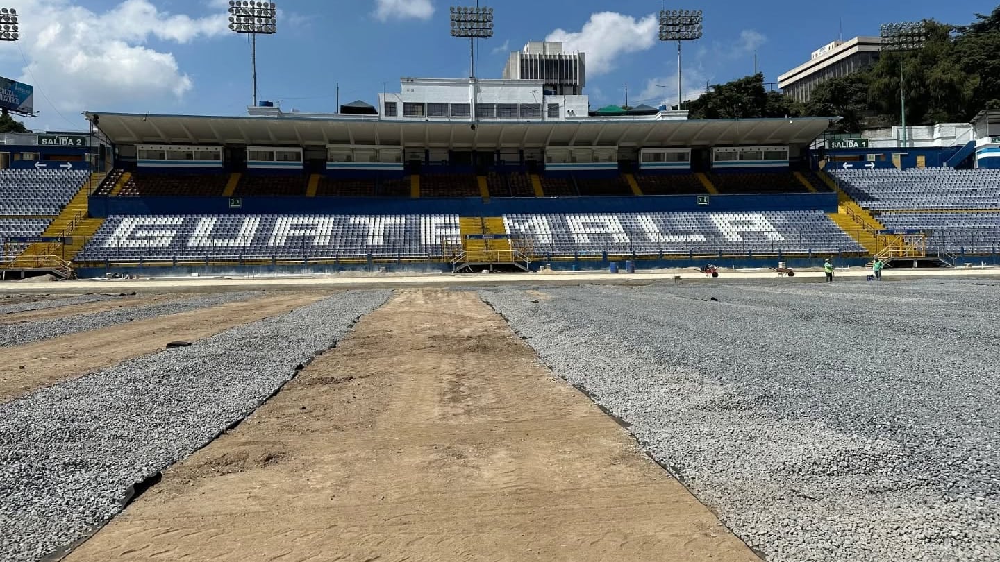 Remodelación de la gramilla y la pista en el Estadio Doroteo Guamuch Flores.