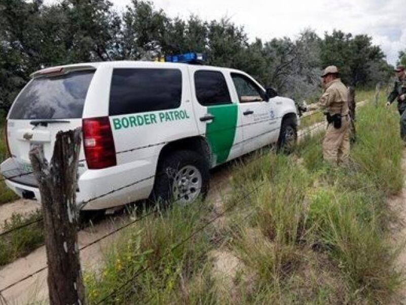 Autoridades de EE. UU. localizan a más de 800 indocumentados