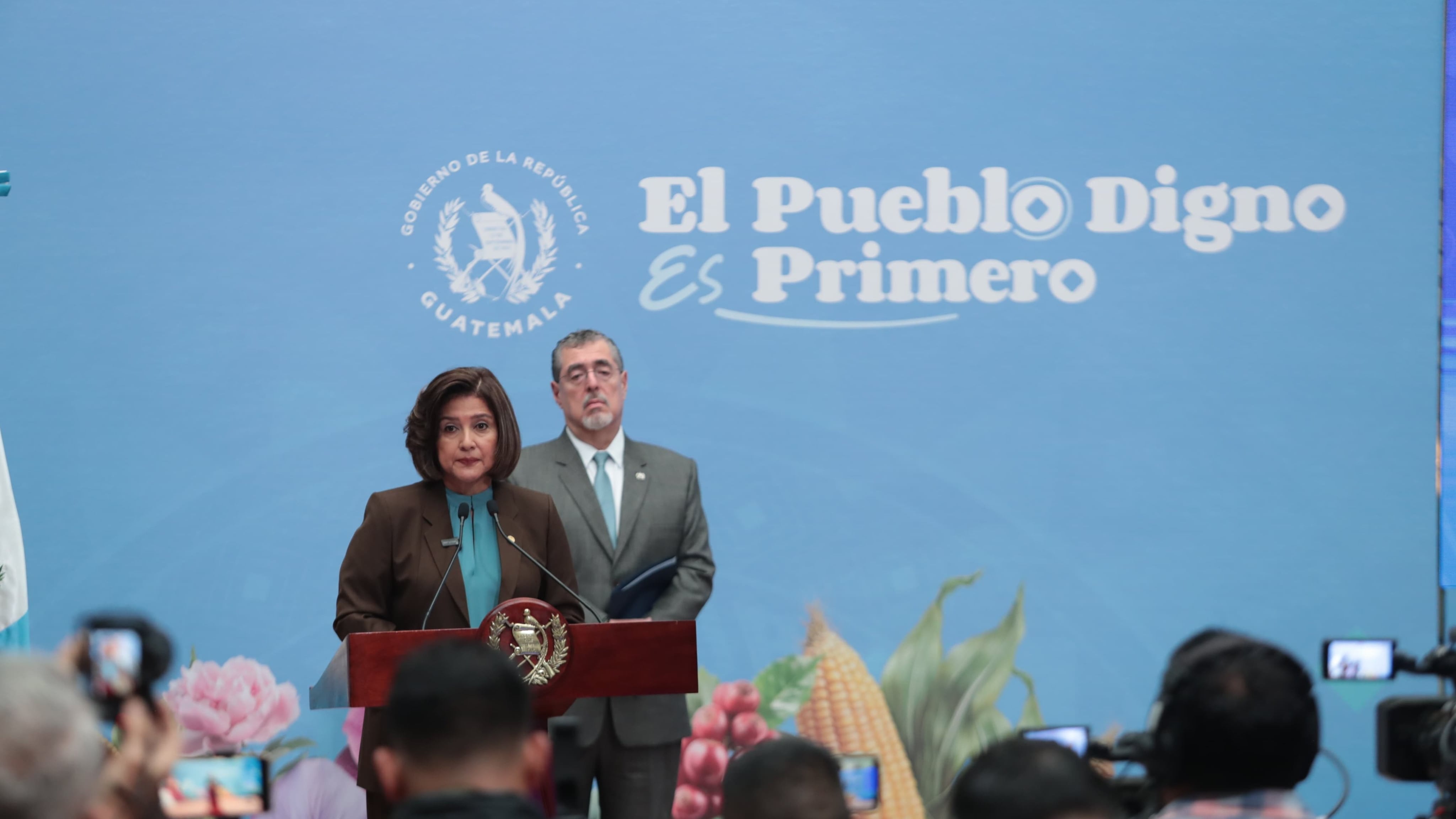 El presidente Bernardo Arévalo junto con la vicemandataria Karin Herrera. Foto: Gobierno