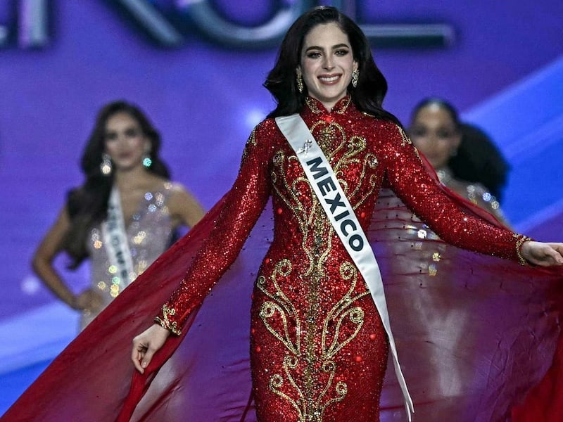 Fátima Bosh se retira de entrevista tras ser cuestionada por señalamientos relacionados con su corona