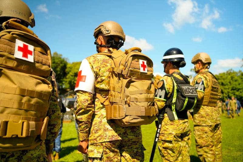 Chalecos balísticos, cascos tácticos y uniformes nuevos fueron distribuidos a unidades militares como parte del proceso de modernización de la FAES.