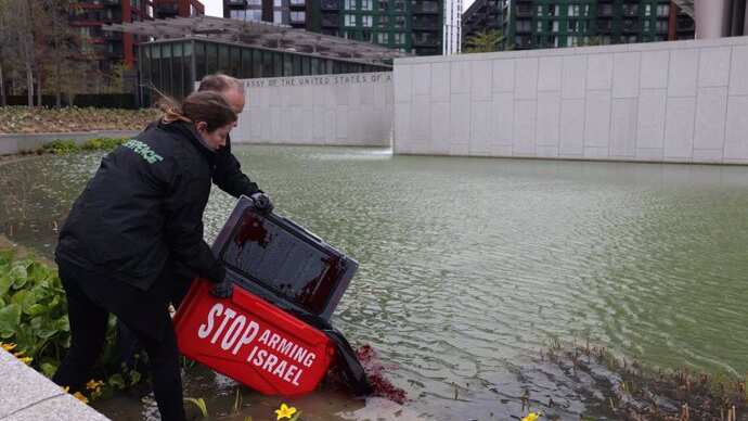 Activistas “tiñen” el agua de un estanque de rojo