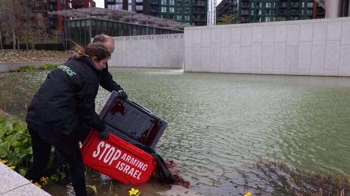 Activistas “tiñen” el agua de un estanque de rojo