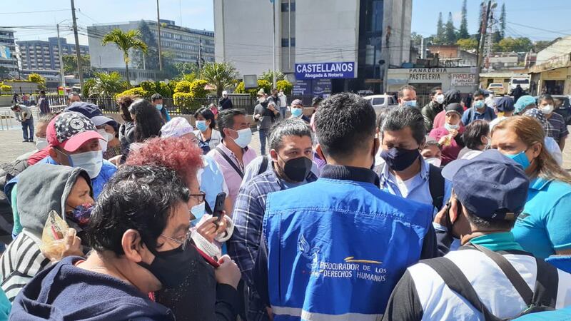 Personal de salud protesta frente a Finanzas y pide pago de bono