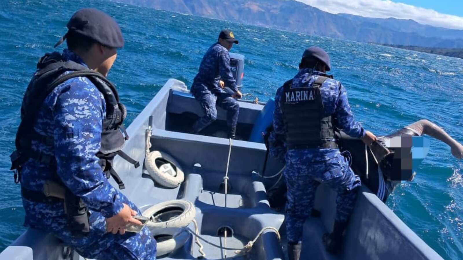 El ejército naval rescata un cuerpo en aguas del Lago Atitlán.