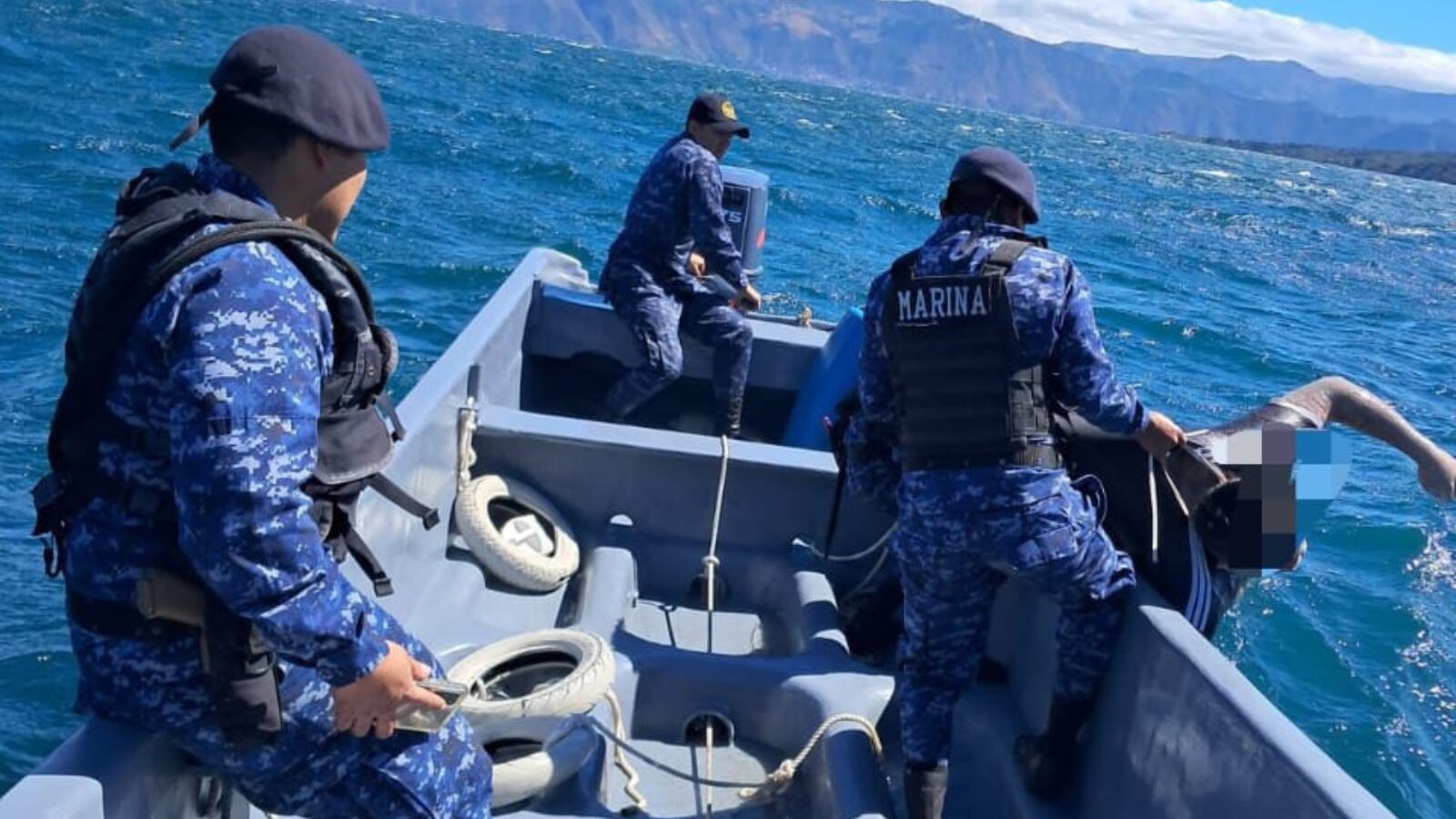 El ejército naval rescata un cuerpo en aguas del Lago Atitlán.