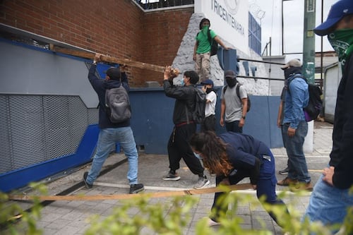 Tensión en la USAC: estudiantes derriban portón e ingresan al campus central