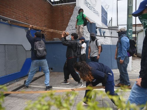 Tensión en la USAC: estudiantes derriban portón e ingresan al campus central