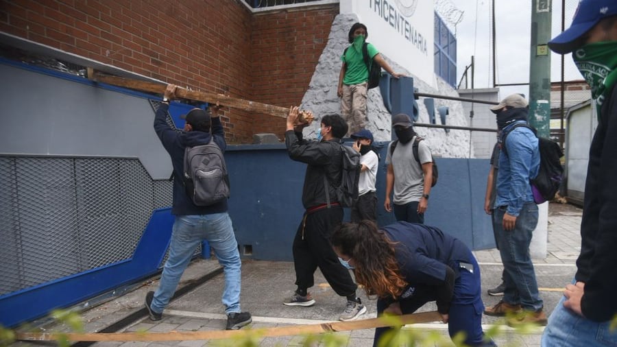 Tensión en la USAC. Foto: TGW