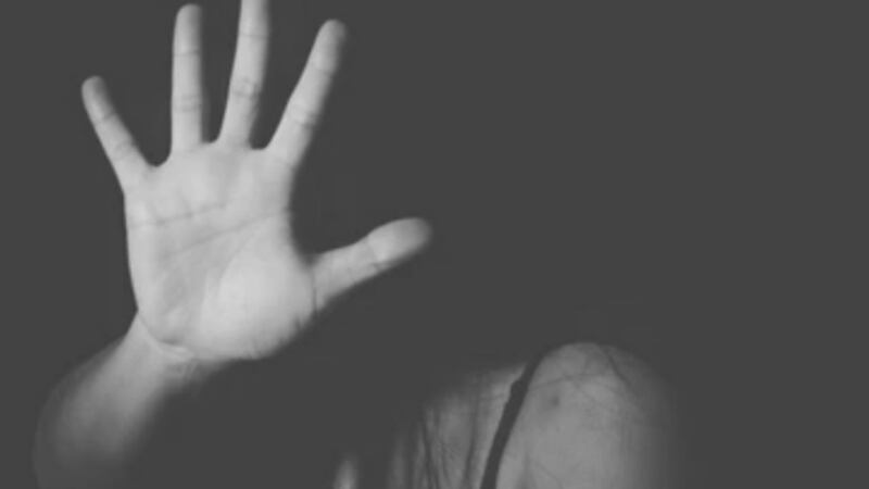 Prohíben a funcionarios besos, abrazos y piropos con connotación sexual