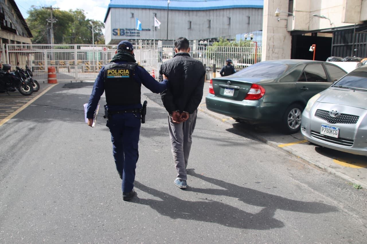 Capturan a dos presuntos motoladrones que asaltaban con arma blanca en zona 14 de la capital