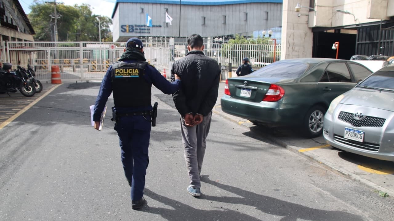 Presuntos motoladrones capturados en zona 14. Foto: PNC