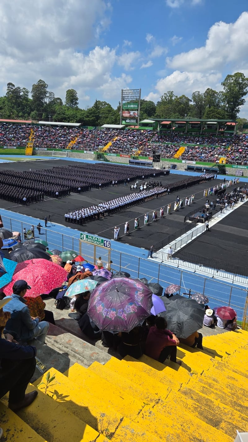 Aforo completo en el estadio Cementos Progreso por la graduación de más de 3 mil policías. Foto: Stanley Herrarte