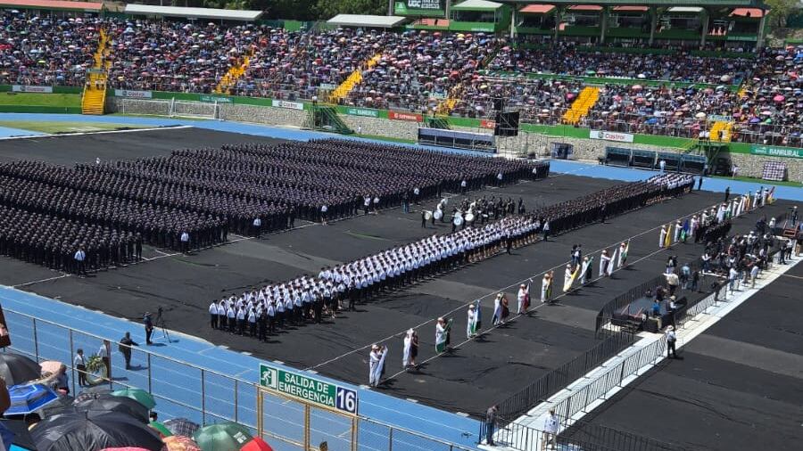 Aforo completo en el estadio Cementos Progreso por la graduación de más de 3 mil policías. Foto: Stanley Herrarte