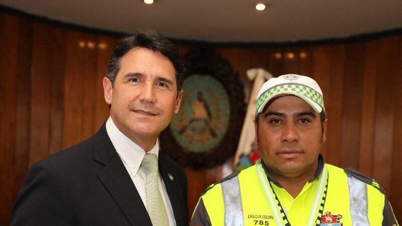 Alcalde condecora a agente PMT por acto heroico