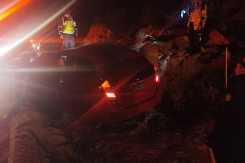Deslizamiento de tierra cae sobre vehículo en Libramiento de Chimaltenango