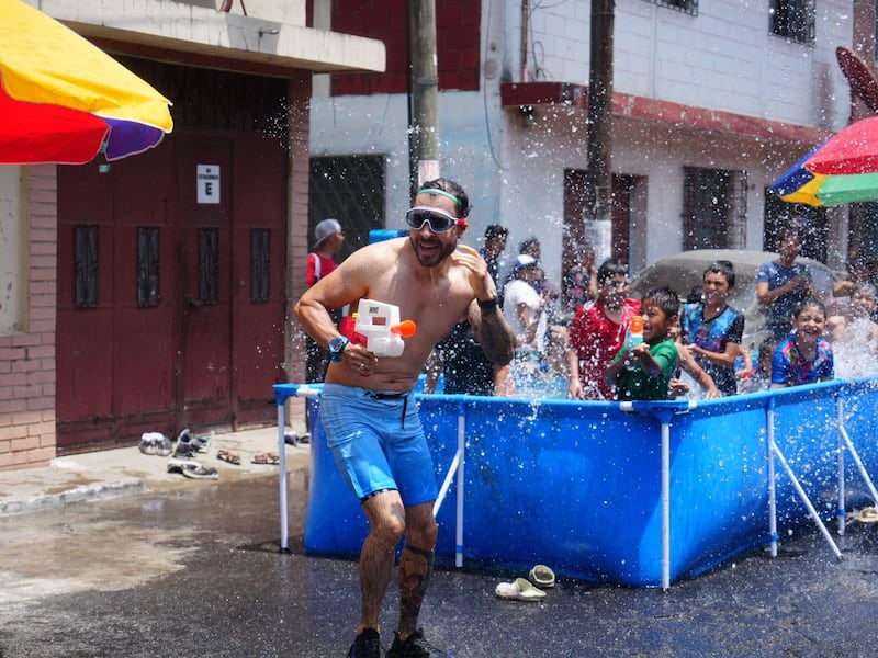 VIDEO. Neto Bran lleva diversión y piscinas a los niños de la colonia El Milagro, zona 6 de Mixco