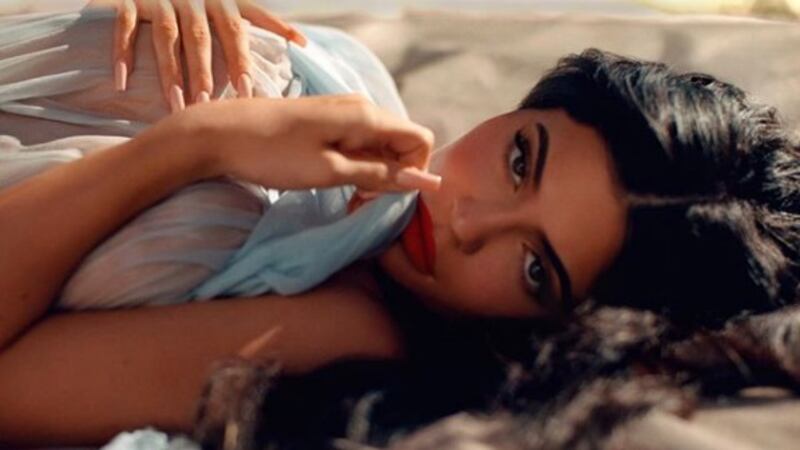 Con una sábana mojada, Kylie Jenner deja ver su trasero en todo su esplendor,