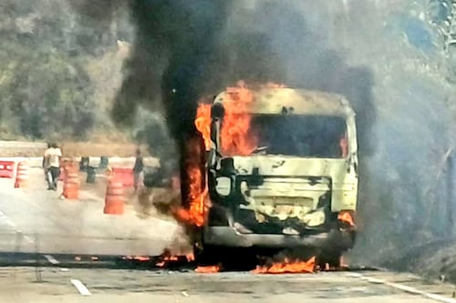 Incendio de autobús escolar en el Libramiento de Barberena; estudiantes resultan ilesos