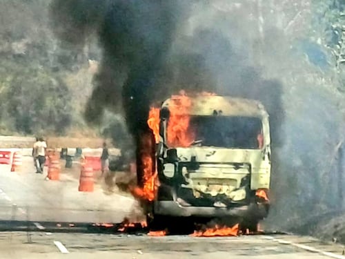 Incendio de autobús escolar en el Libramiento de Barberena; estudiantes resultan ilesos