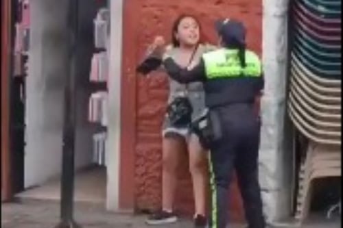 Graban pelea entre una agente de la PMT de Suchitepéquez y otra mujer