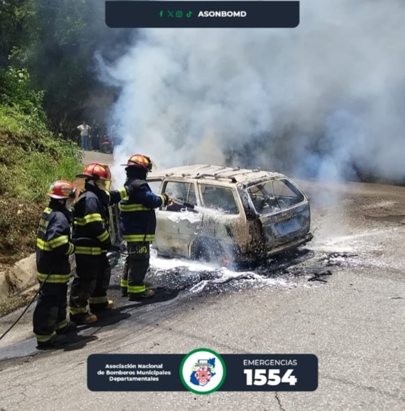 Por causas que se desconocen, el veículo se incendió en la ruta de Santa Lucía Milpas Altas hacia Barcena Villa Nueva. Foto: Bomberos Municipales Departamentales.