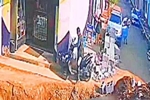 Video. Motorista cae en drenaje tras pasar por calle cerrada por trabajos en Escuintla