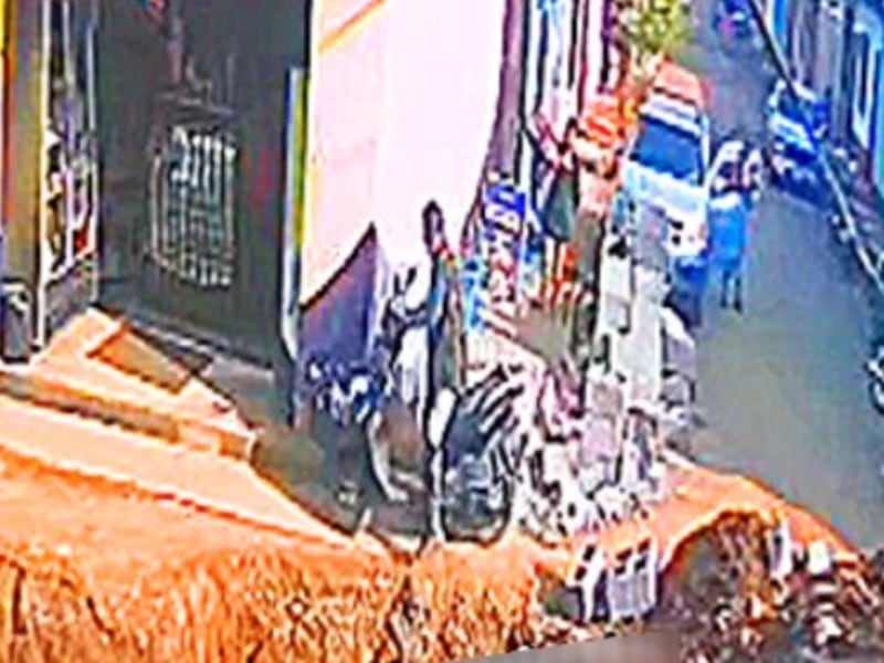 Video. Motorista cae en drenaje tras pasar por calle cerrada por trabajos en Escuintla