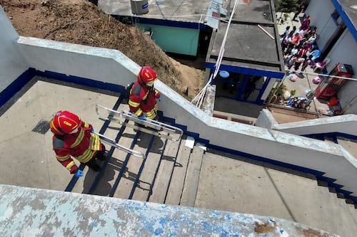 Motín en cárcel de mujeres deja menores intoxicados por gas lacrimógeno en zona 18