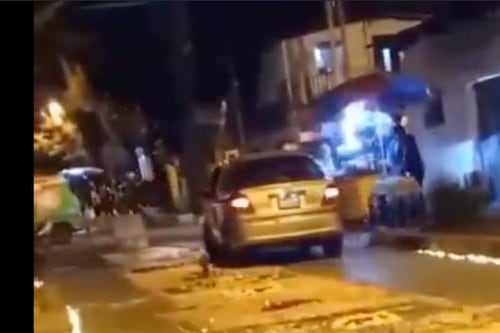 Conductor pasa sobre alfombra para procesión en zona 1 capitalina