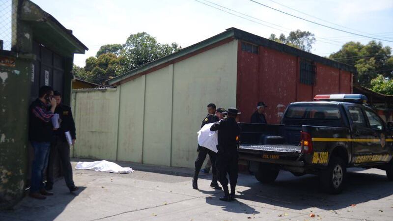 EN IMÁGENES. Abandonan restos humanos y dejan una nota con fotografía