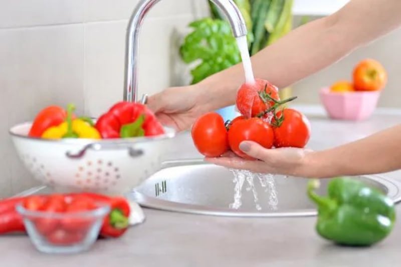 ¡Tu salud empieza con la limpieza!
Lavar bien frutas, verduras y mantener la higiene en la cocina es clave para evitar bacterias como salmonella o E. coli.