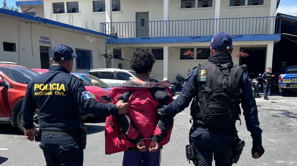 La PNC capturó a Hari “N”, de 22 años, además de remitir a un menor de 17 años. Foto: PNC