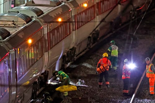 Terror en tren británico: Ataque con arma blanca deja varios heridos