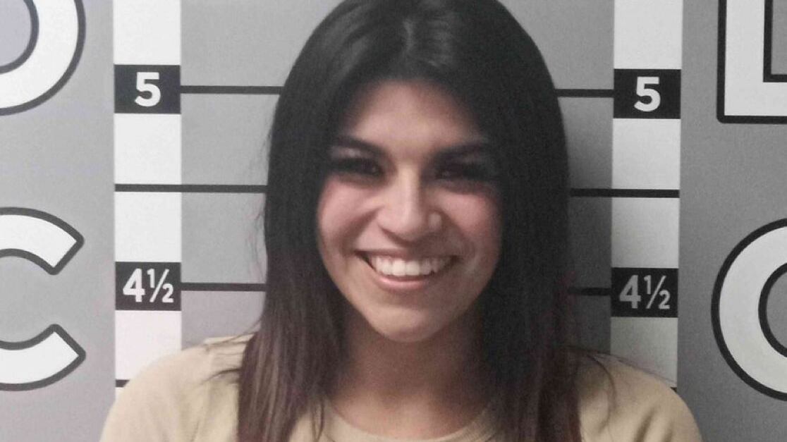 Mujer destroza el auto de su ex usando sal y brillantina