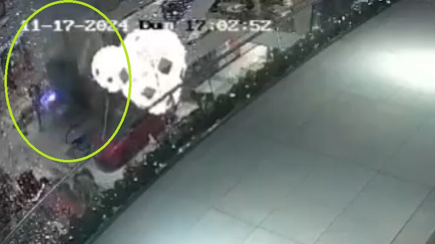 Carro cae de un nivel alto del centro comercial Miraflores.