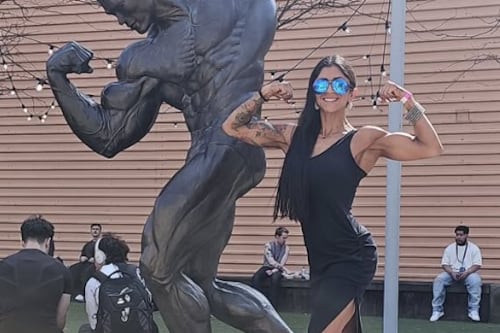 La guatemalteca Sarah Castillo campeona en fisicoculturismo en EE.UU. en torneo de Arnold Schwarzenegger