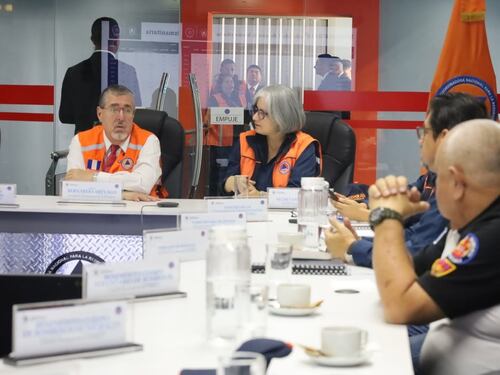 Bernardo Arévalo encabeza reunión en la Conred por tormenta tropical Cristina