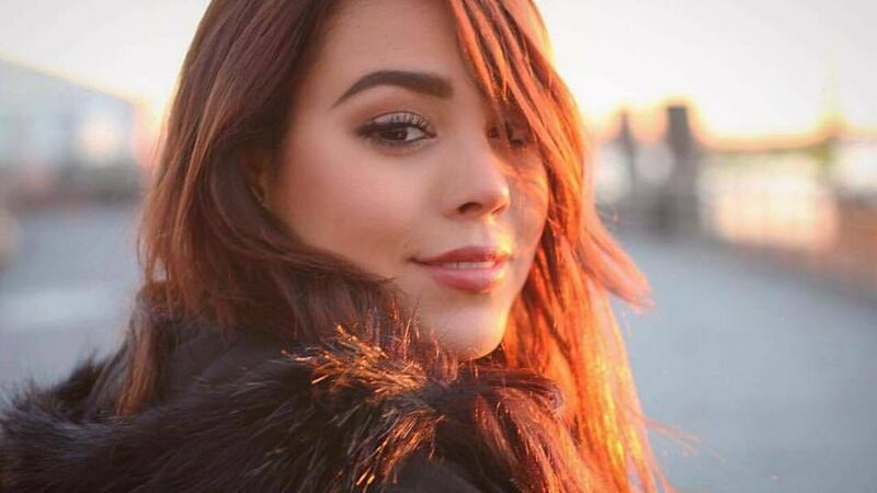 Tras polémica de “La Academia”, Danna Paola se tapa la cara y sale huyendo de las cámaras