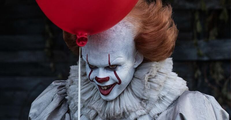 El actor detrás del payaso Pennywise en 'It' es de los más guapos de Hollywood