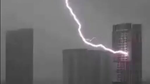 Rayo impacta un edificio en China.
