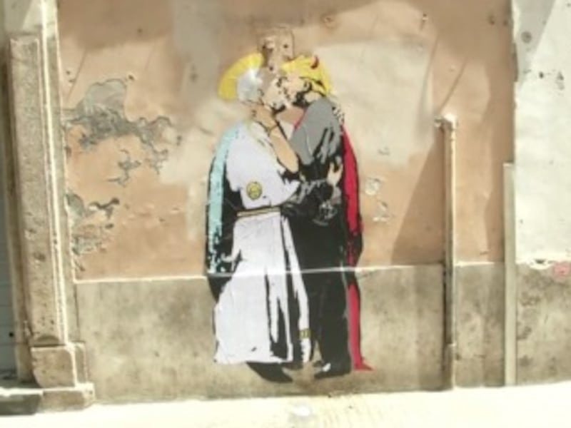 ​Aparece en Roma polémico mural del Papa y Trump besándose