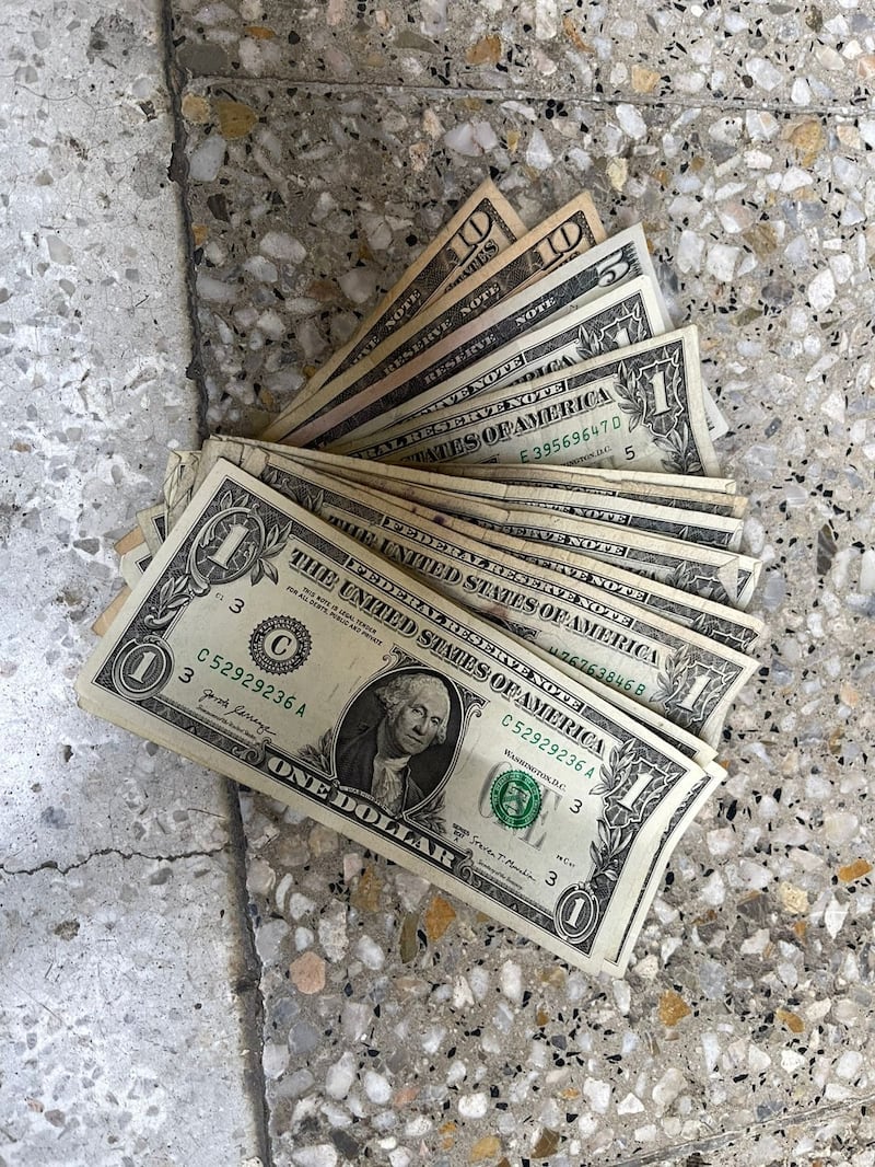 Al momento de registrarlos entre sus prendas de vestir se les localizó Q.3,598.00, $37.00 dólares, 1,020 córdobas, 152 lempiras Honduras.